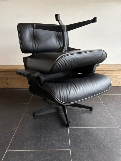 Vitra Eames Lounge Chair met Ottoman, full black, 2023, Vitra, Design, Mvt, 75 tot 100 cm