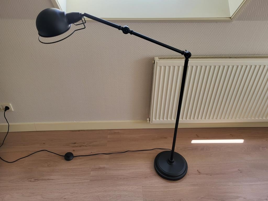 Zwarte verstelbare vloerlamp, Huis en Inrichting, Lampen | Vloerlampen, Ophalen, Zo goed als nieuw, 150 tot 200 cm