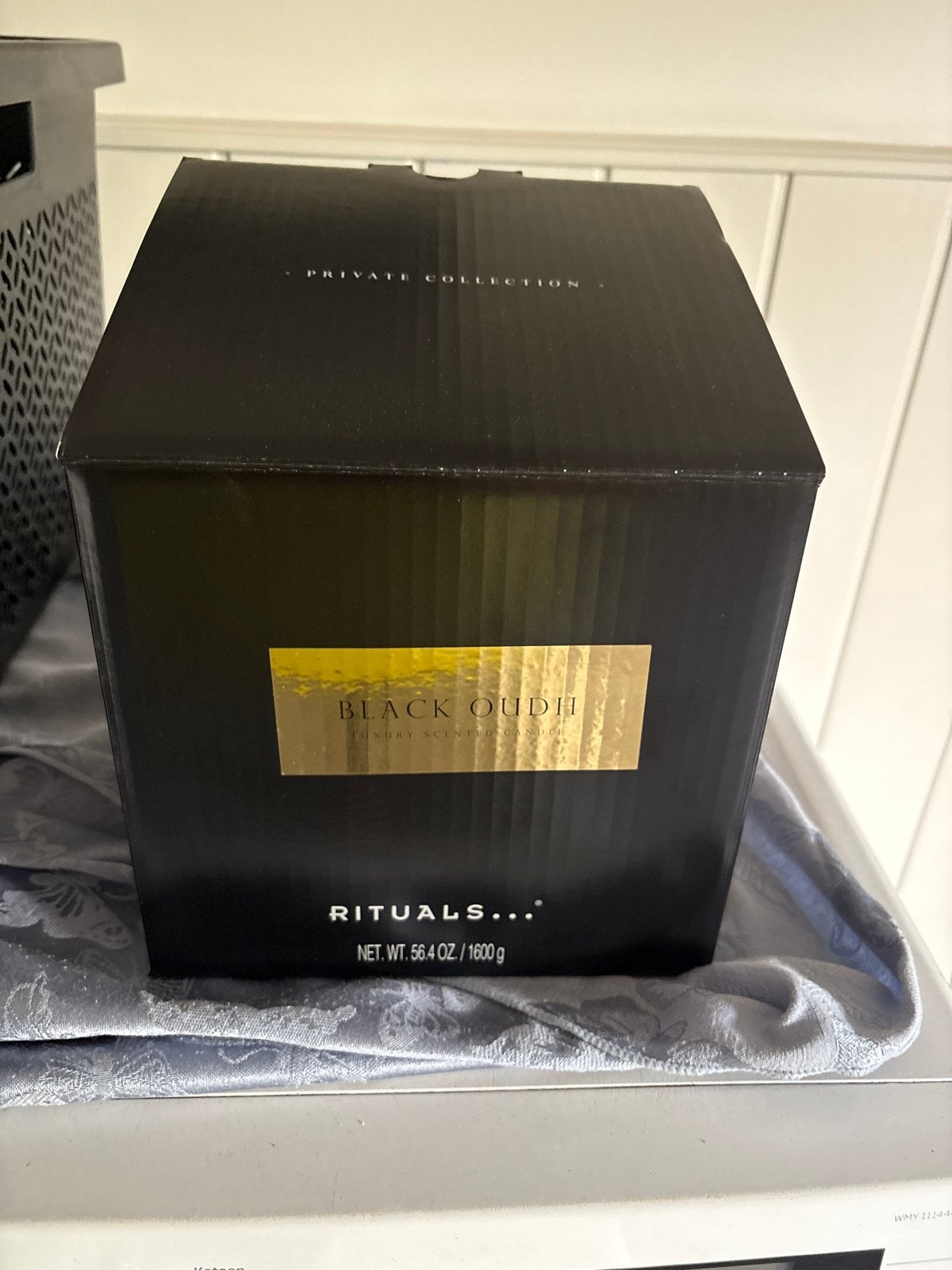 Rituals Private Collection Black Oudh geurkaars, Huis en Inrichting, Nieuw, Ophalen of Verzenden, Goud, Metaal