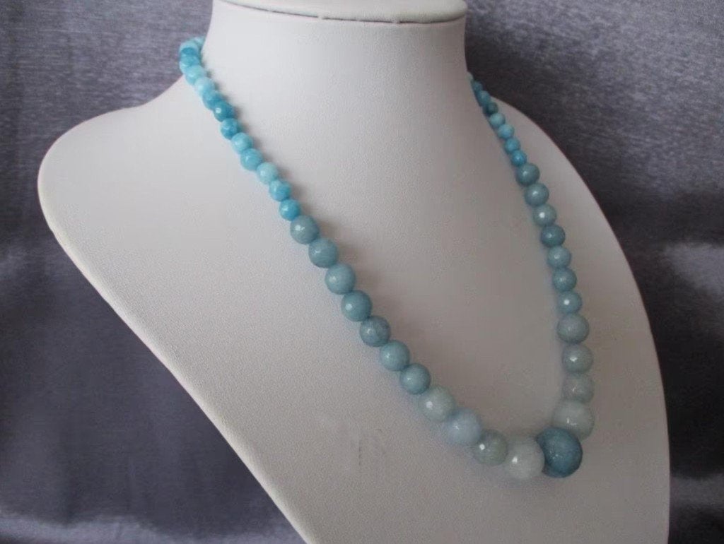 Halsketting met facetgeslepen aquamarijnkleurige jade kralen, Verzenden, Nieuw, Blauw, Steen of Mineraal