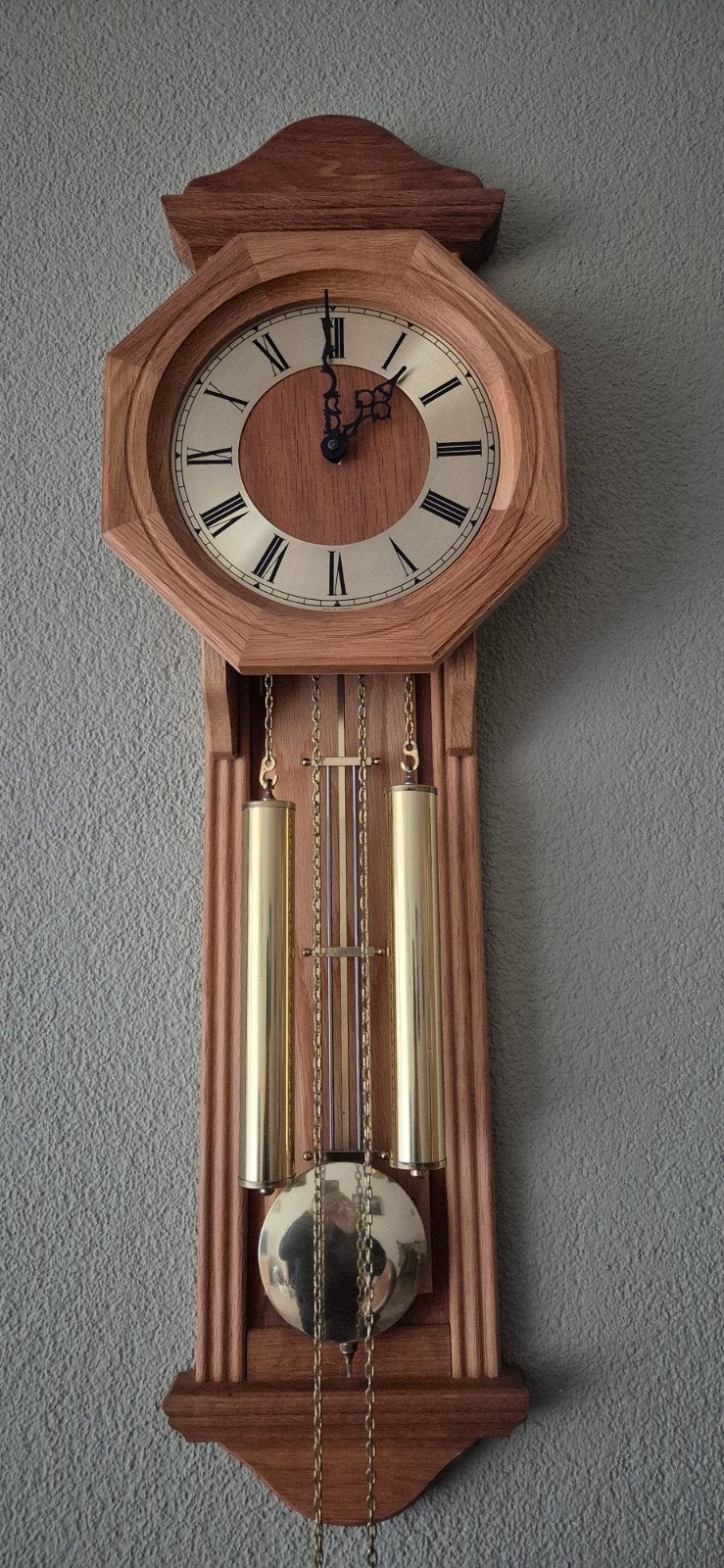 Klassieke houten wandklok met messing gewichten, Ophalen of Verzenden