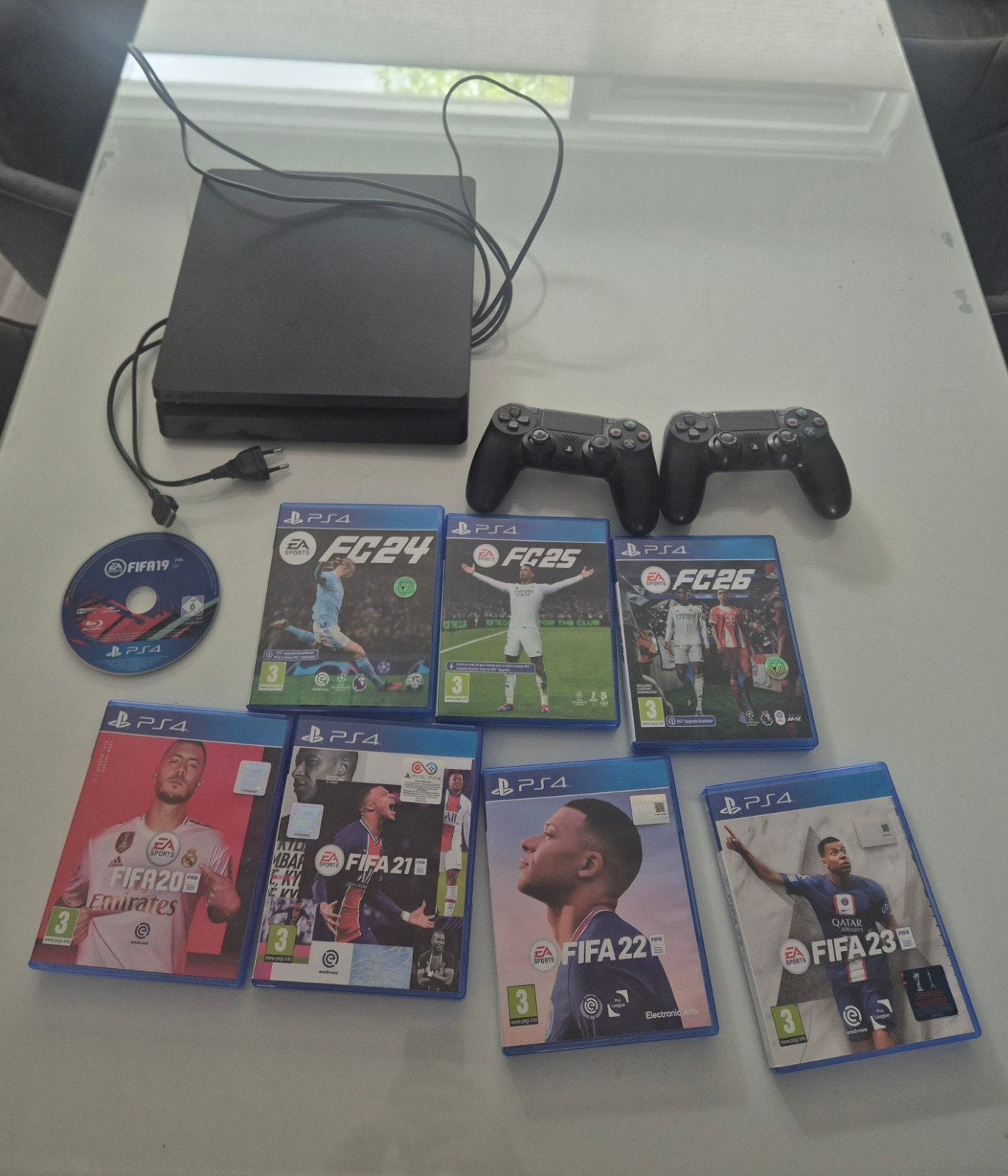PlayStation 4 500GB met 2 controllers en 8 FIFA games, Spelcomputers en Games, Ophalen, Gebruikt, Met 2 controllers, Original