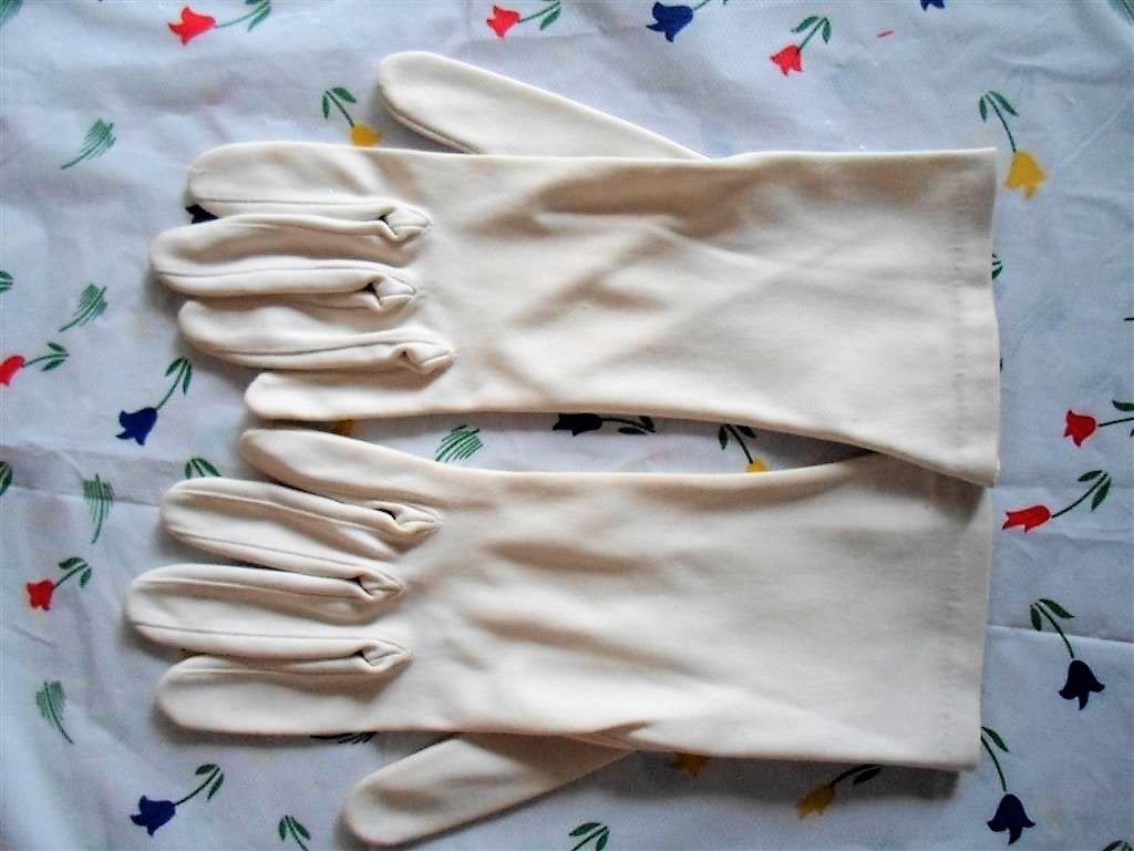 Handschoentjes Crèmekleurig. Jaren '50 / '60. Silk look, Antiek en Kunst, Ophalen of Verzenden