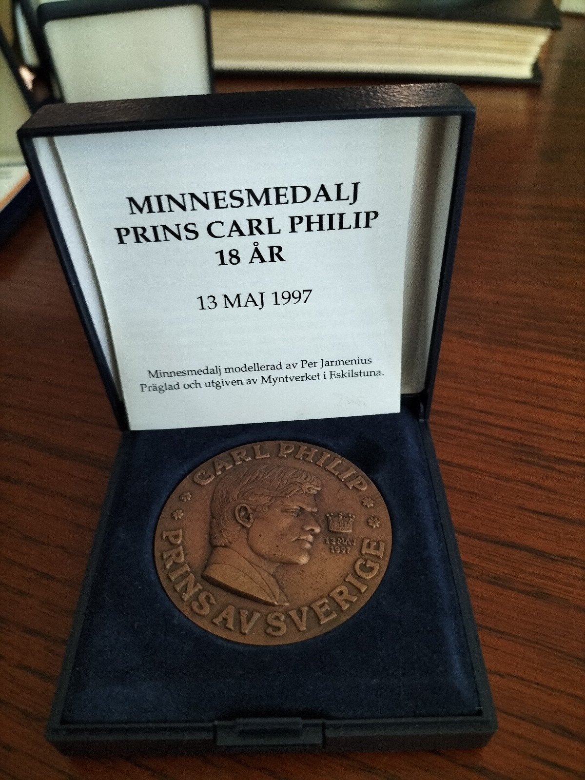 Herdenkingsmedaille Prins Carl Philip 18 jaar (1997), Verzamelen, Koninklijk Huis en Royalty, Ophalen of Verzenden