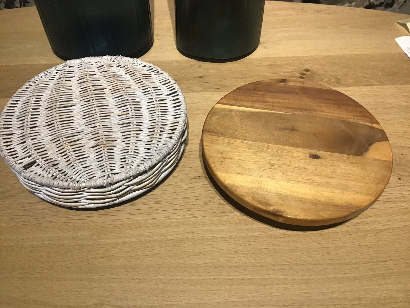 2 planten trolleys  30 cm doorsnee riet en hout, Ophalen, Zo goed als nieuw