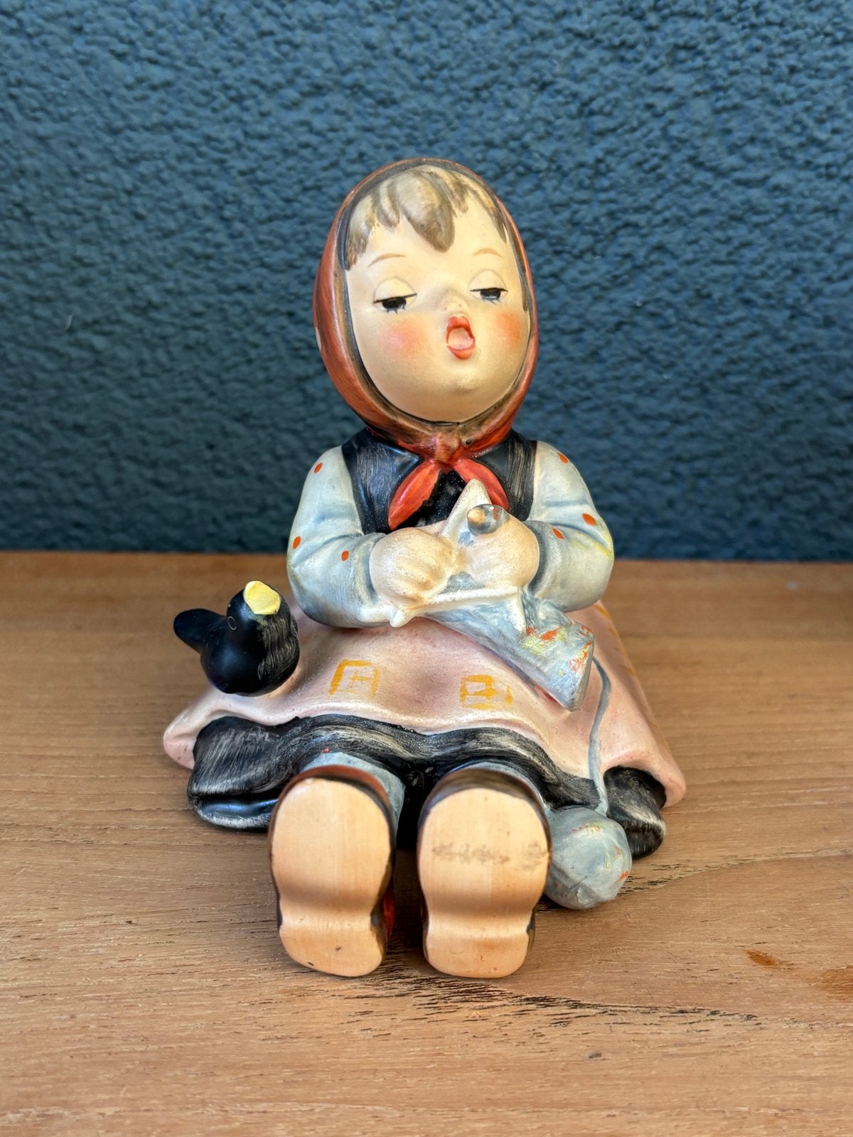 Vintage Goebel Hummel beeldje: 69 Meisje met breiwerk, Ophalen, Zo goed als nieuw