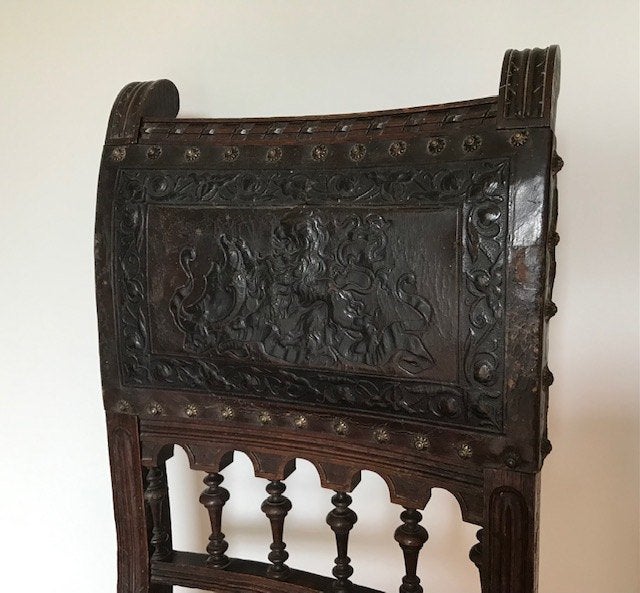 Renaissance stoel noten- of kersenhout, Ophalen