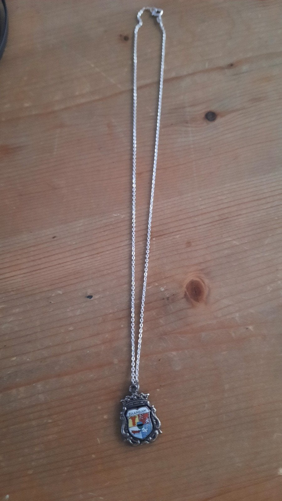 Zilverkleurige ketting met Zaandam wapenschild hanger, Sieraden, Tassen en Uiterlijk, Kettingen, Gebruikt, Ophalen of Verzenden
