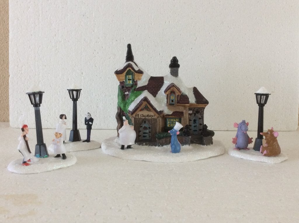 kerstdorp restaurant met Disney figuren van ratatouille, Verzamelen, Ophalen of Verzenden, Overige figuren, Zo goed als nieuw