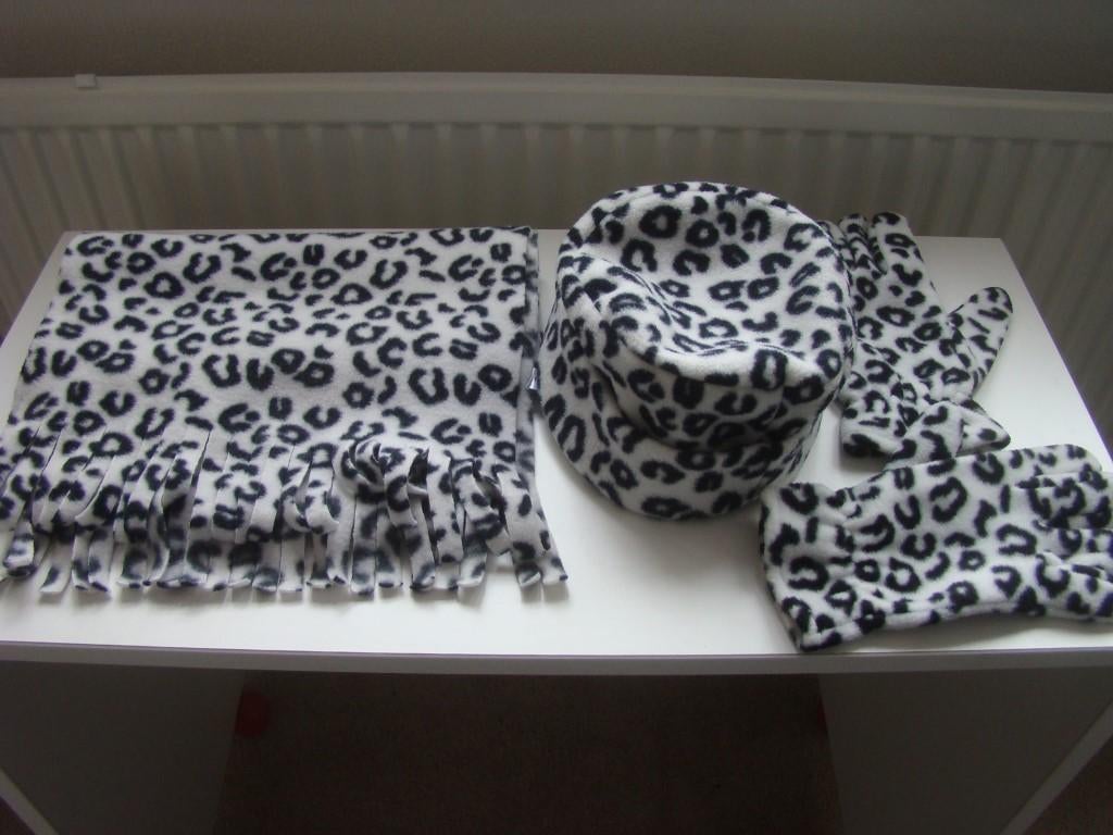 sjaal ~ muts ~ handschoenen   *  wit zwart panterprint, Ophalen of Verzenden, Zo goed als nieuw, Maat 38/40 (M), Sjaal
