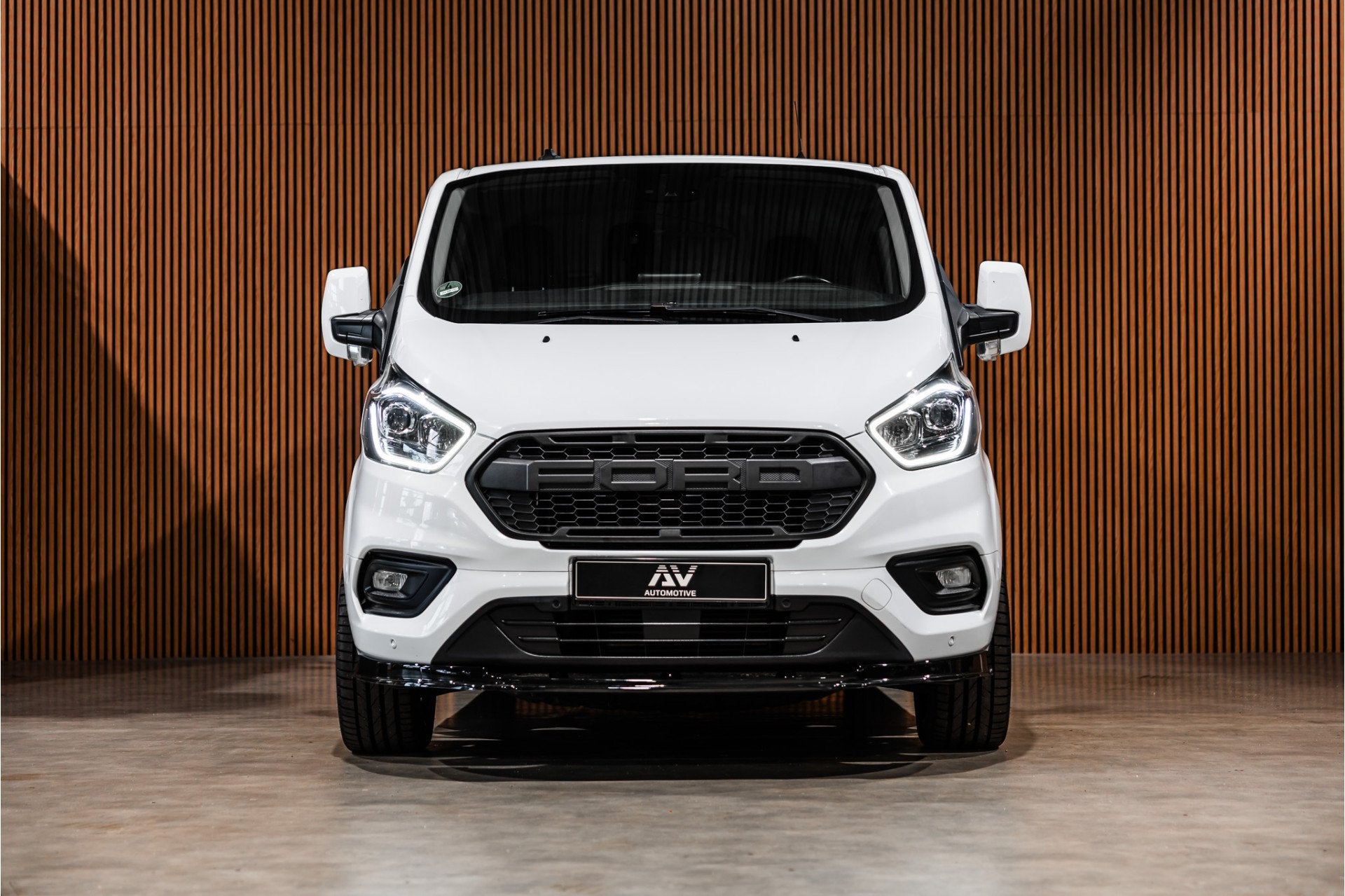 Ford Transit Custom 340 2.0 TDCI L2H1 | CarPlay | Camera | B, Zwart, 4 cilinders, Lichtsensor, 2065 kg