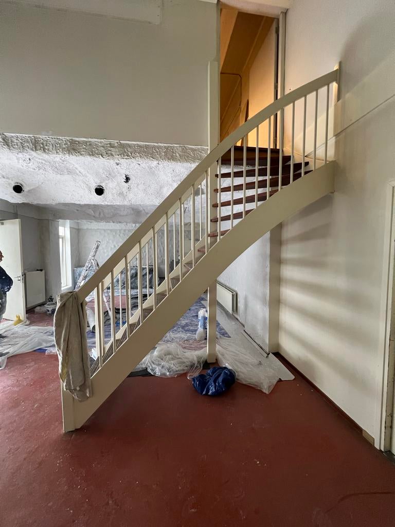 Degelijke open trap met hardhouten treden en leuningen, Doe-het-zelf en Verbouw, Ladders en Trappen, Ophalen, Zo goed als nieuw