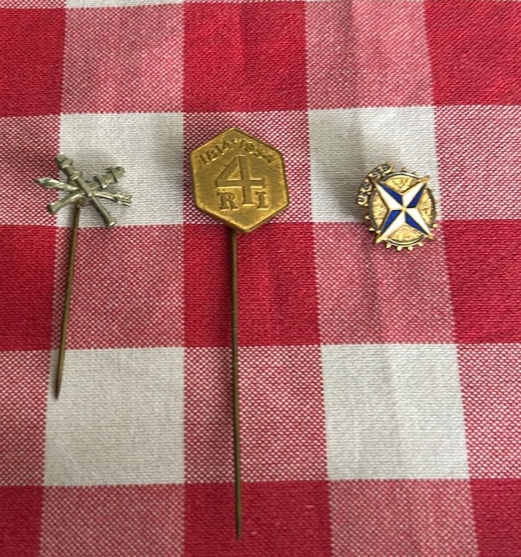 Speldjes insignes herdenkingsspeld artillerie infanterie, Ophalen of Verzenden, Landmacht, Nederland, Embleem of Badge