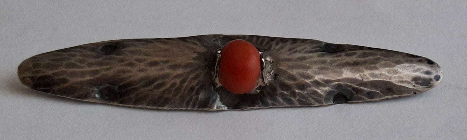 Antiek Zilveren broche Amsterdamse School, met bloedkoraal., Ophalen of Verzenden