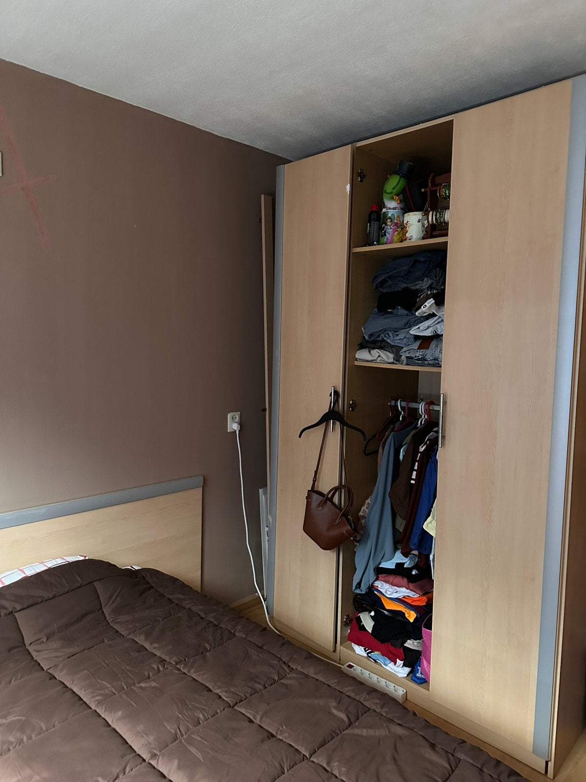 Kleding kast met bed GRATIS