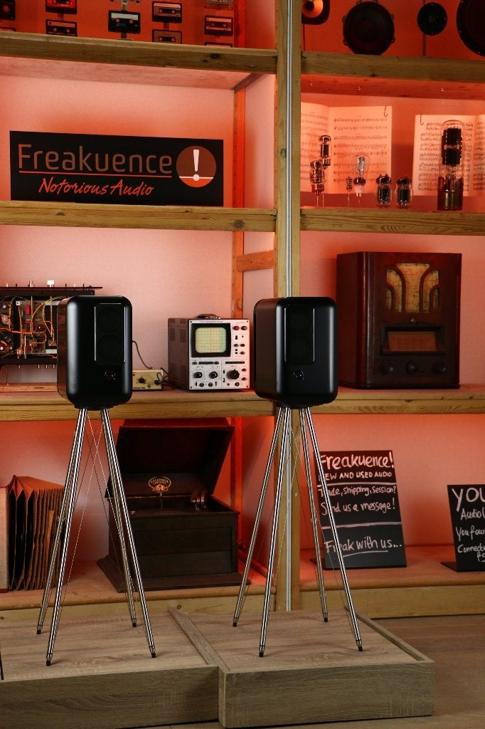 Q Acoustics Q Active 200 op de stands. Inclusief HUB. Cool!, Overige merken, Q Acoustics, Q Acoustics is een merk van de onderneming Armour Home Electronics Ltd. Het postadres van de fabrikant is: 4 Sovereign Way, Tonbridge, Kent, TN9 1RH, United Kingdom