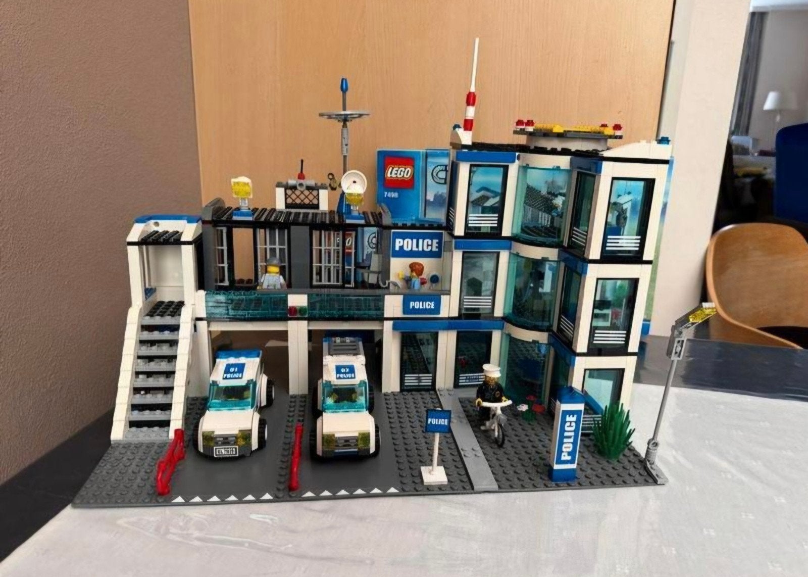 LEGO City Politiebureau 7498 - Compleet met instructies, Ophalen of Verzenden, Zo goed als nieuw