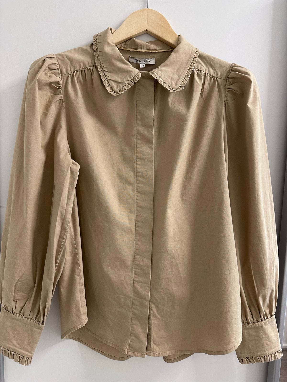 NUKUS blouse van zacht katoen met ruches kraag, Ophalen of Verzenden, Zo goed als nieuw, Maat 38/40 (M), Beige
