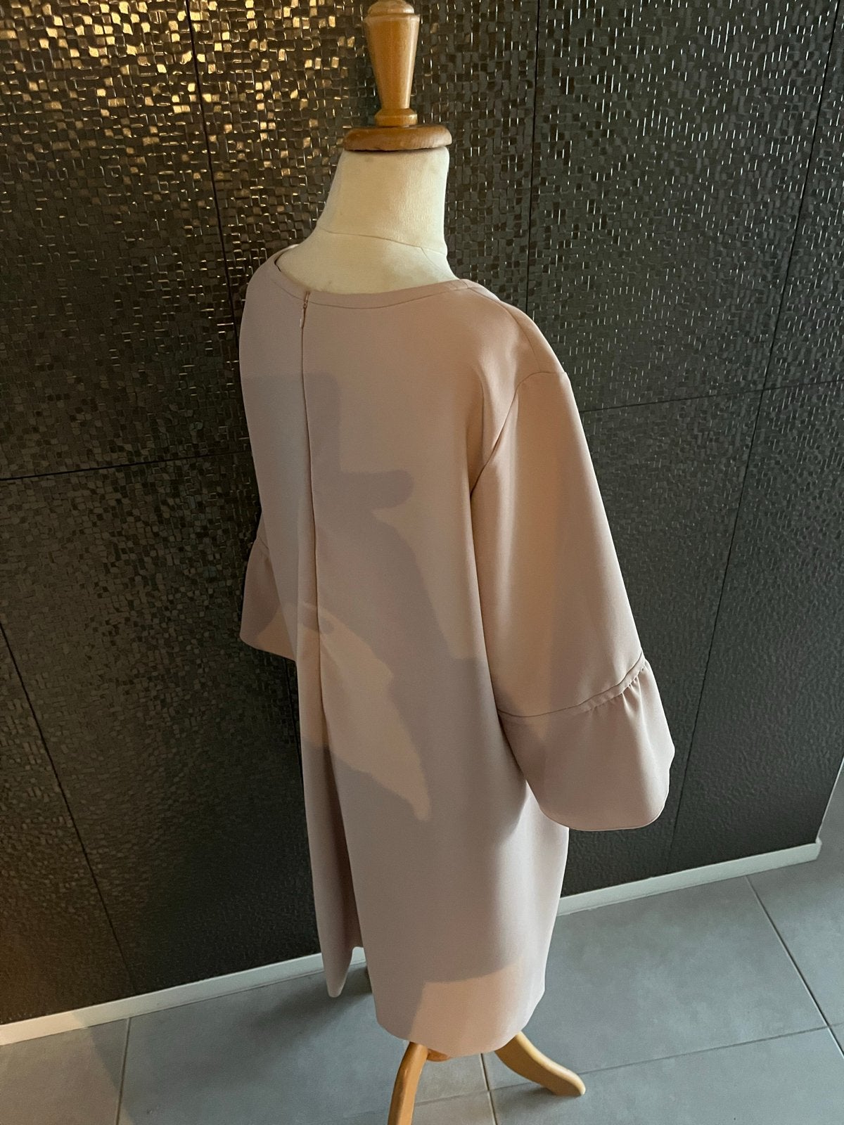 Nude jurk Luisa Cerano met V-hals en trompetmouwen 42, Kleding | Dames, Beige, Maat 42/44 (L), Ophalen of Verzenden, Zo goed als nieuw