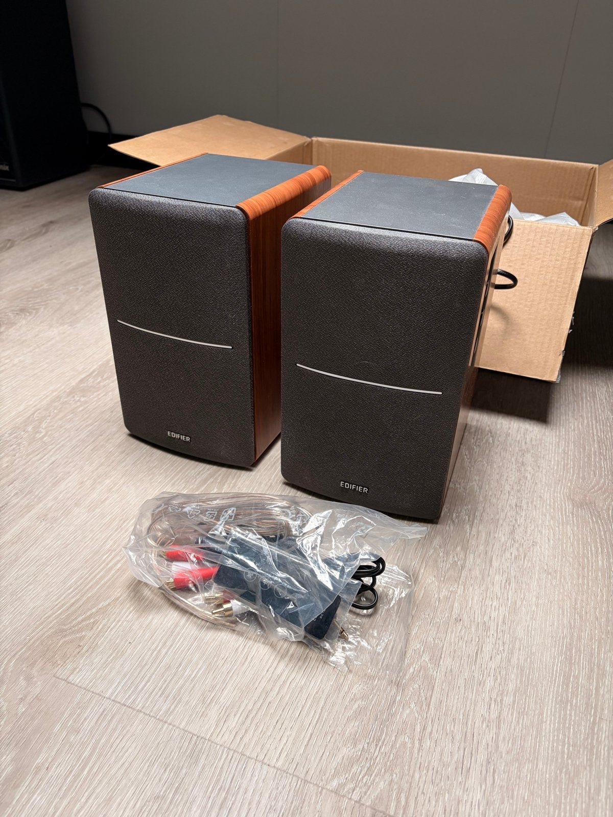 Edifier R1280T Stereo Speakers - nieuw, Audio, Tv en Foto, Luidsprekers, Stereo speakers, Zo goed als nieuw, Afstandsbediening