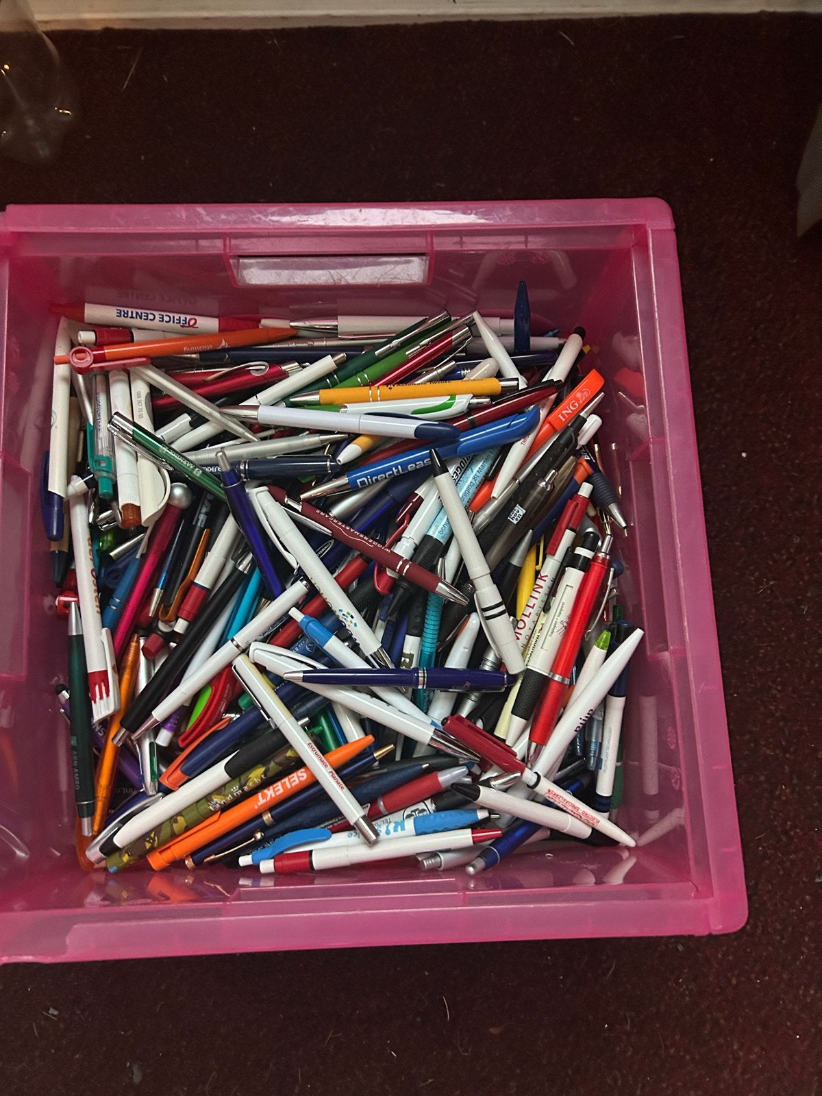 Grote partij diverse balpennen in roze opbergdoos, Verzamelen, Overige merken, Gebruikt, Balpen, Ophalen of Verzenden