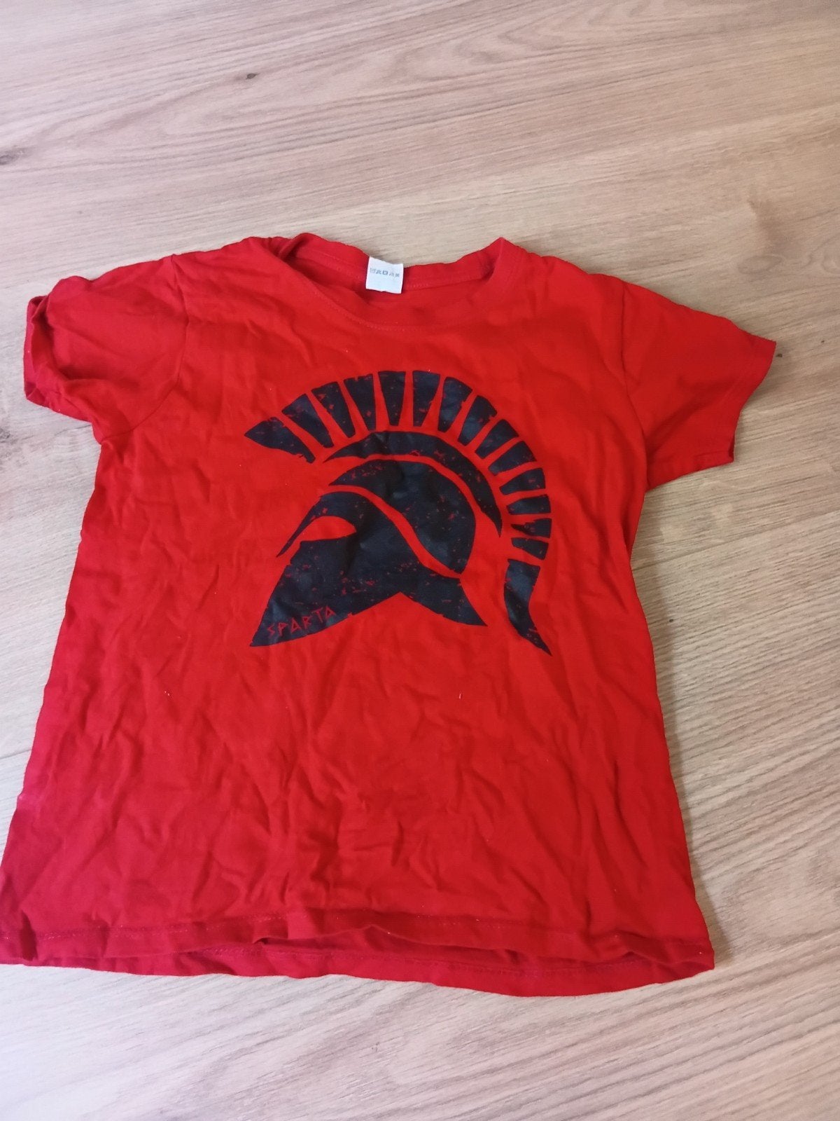 Rood T-shirt met Spartaans Helm Design - Maat 8, Kinderen en Baby's, Kinderkleding | Maat 128, Gebruikt, Jongen of Meisje, Ophalen of Verzenden