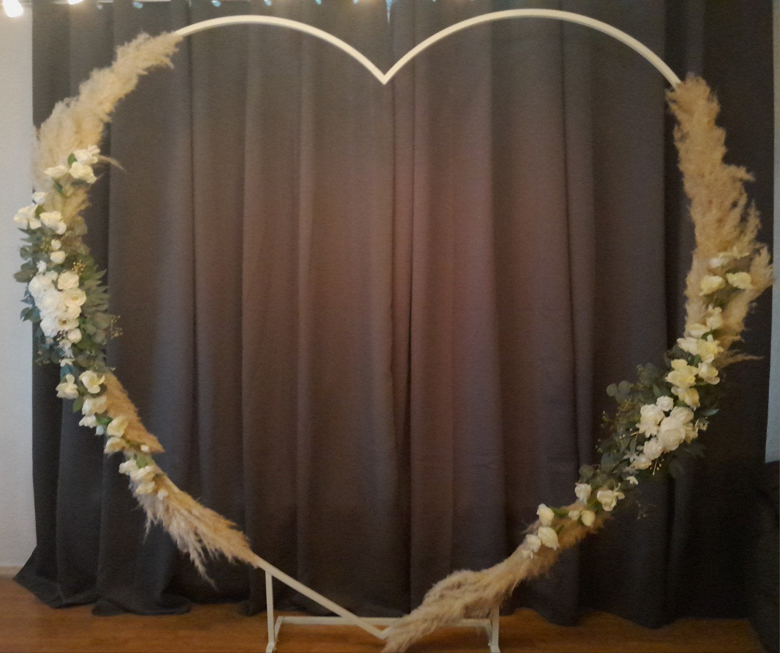 Hartvormige Bloemenboog met Pampasgras en Witte Rozen, Huis en Inrichting, Ophalen, Nieuw