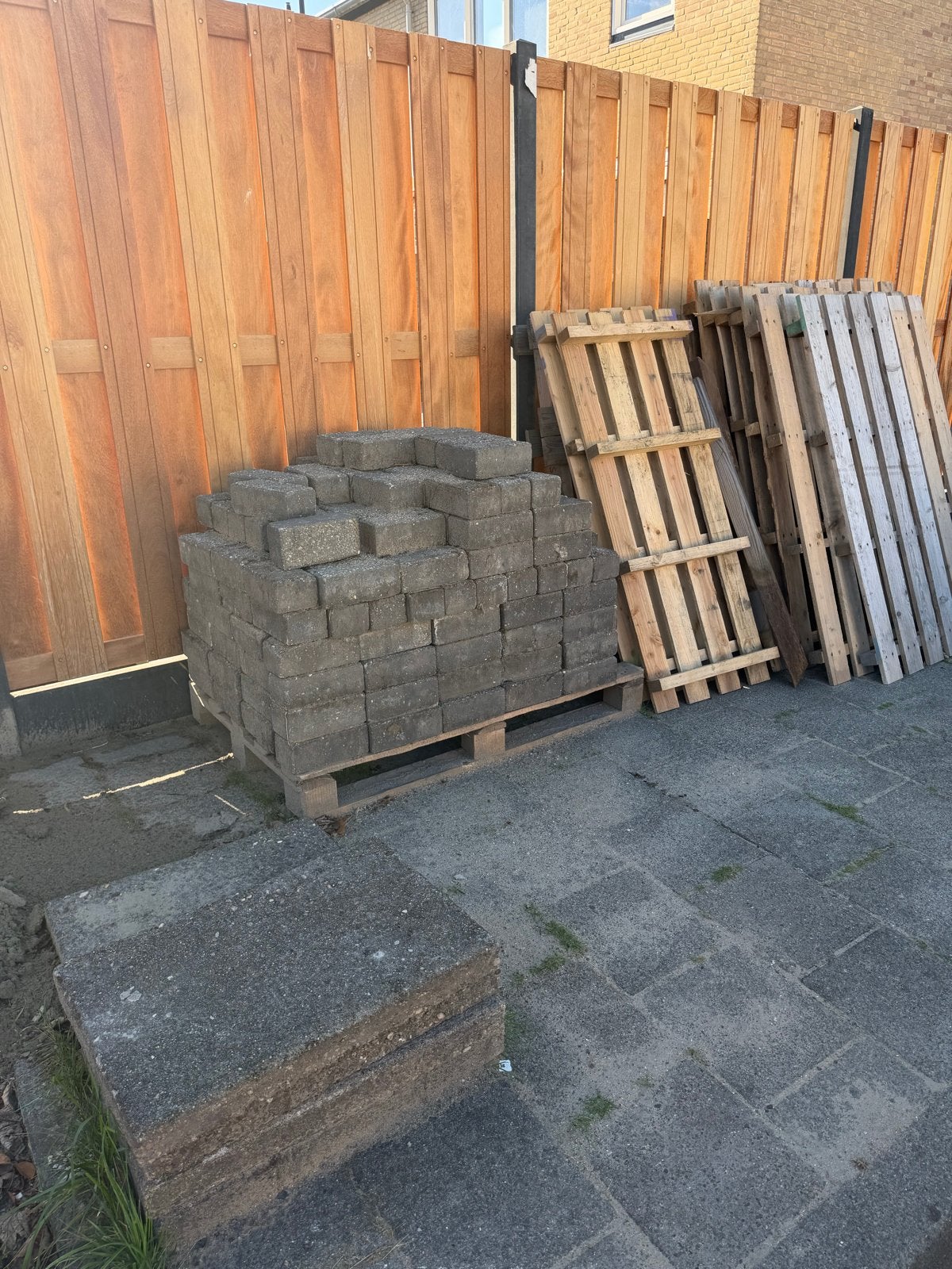 Gebruikte terrastegels en zand te koop, Overige materialen, Gebruikt, Ophalen of Verzenden, 20 tot 40 cm