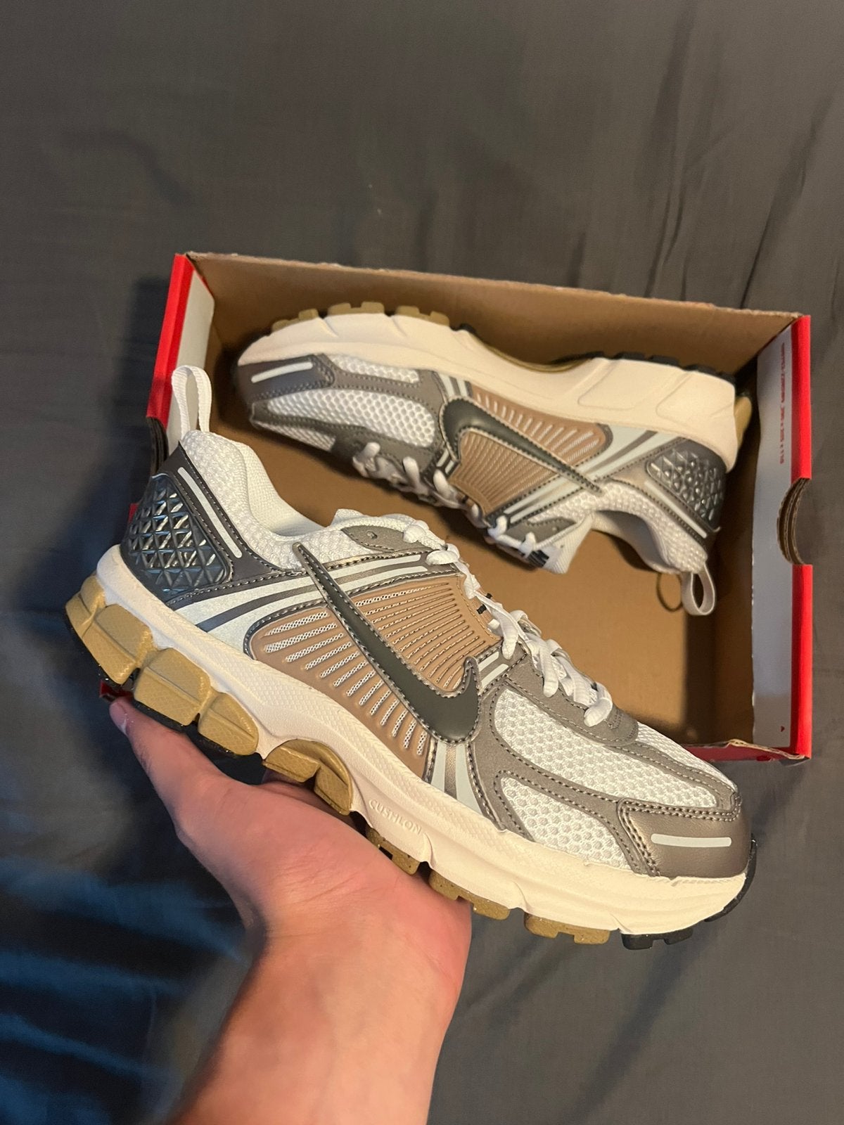 Nike Zoom Vomero 5 Metallic Pewter - Maat 38.5, Kleding | Heren, Ophalen of Verzenden, Nieuw, Overige kleuren, Sneakers of Gympen
