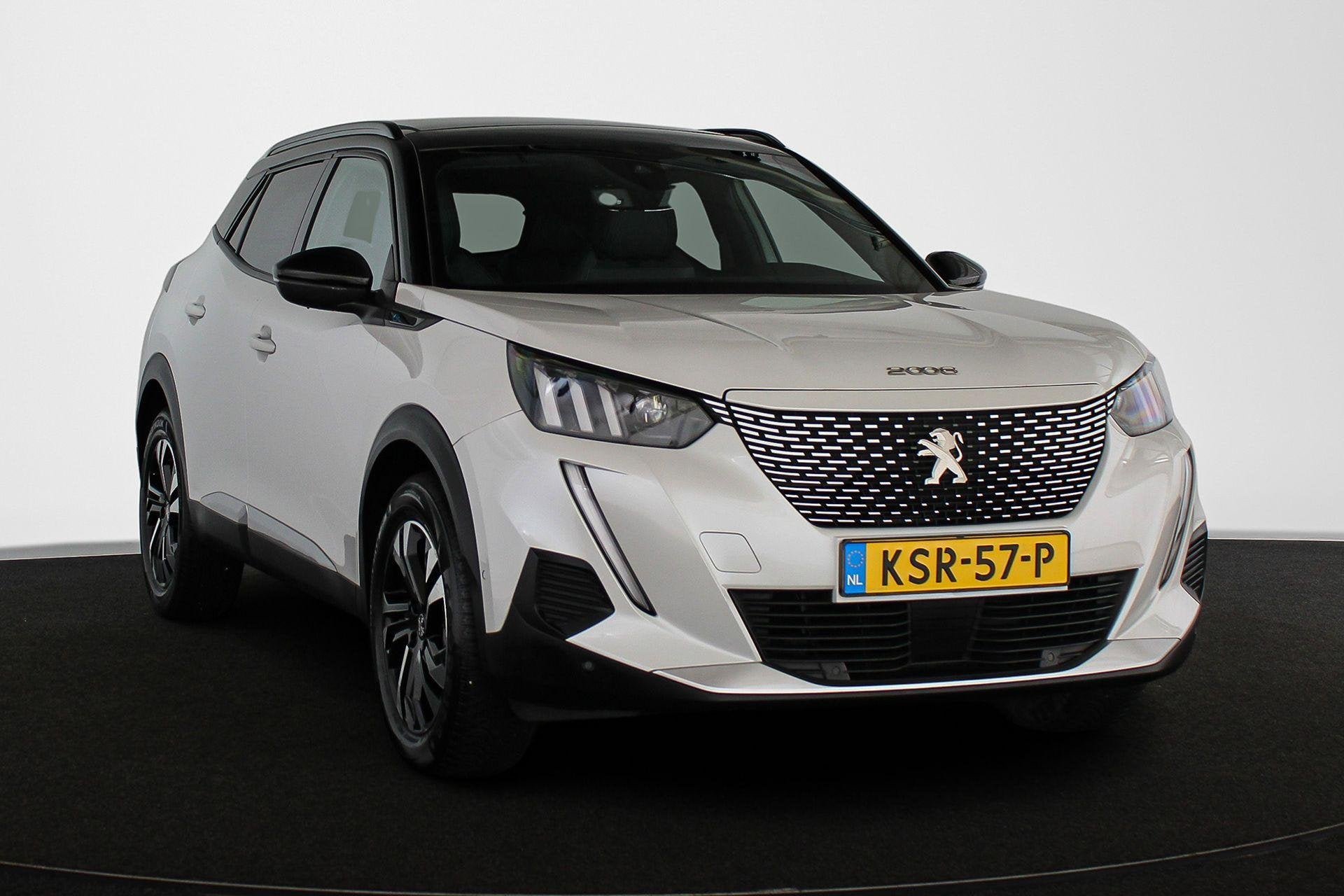 Peugeot e-2008 EV GT 50 kWh SOH 100% Panoramadak Stoelverwar, Auto's, 330 km, 136 pk, Gebruikt, Wit