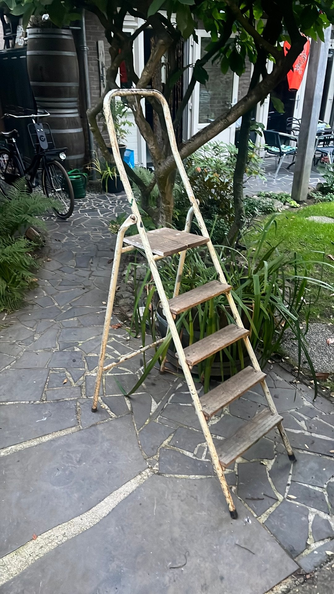 Degelijke huishoudtrap, Ophalen, Gebruikt
