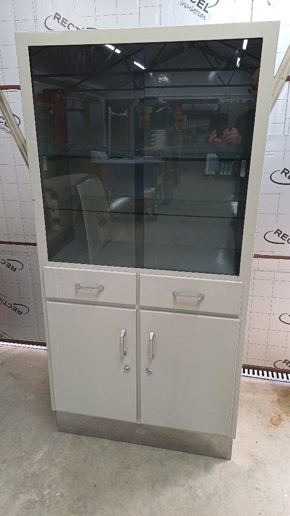ijzeren kast met glazen schuifdeuren, schuiven en kast, Huis en Inrichting, Kasten | Vitrinekasten, Ophalen, Gebruikt, Met deur(en)