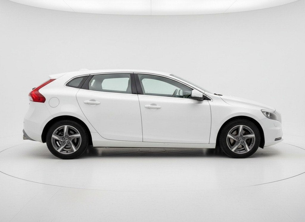 Volvo V40 2.0 D2 SUMMUM BUSINESS. STOELVW, CRUISE, BLUETOOTH, Voorwielaandrijving, Gebruikt, Euro 6, 4 cilinders