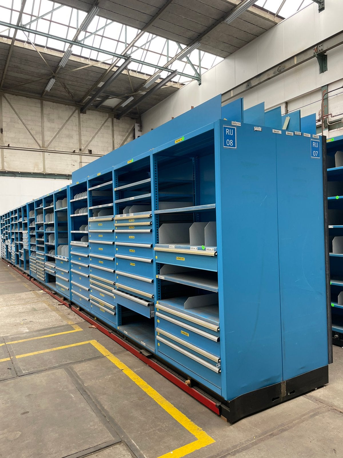Complete LISTA magazijninrichting met railsysteem, Ophalen