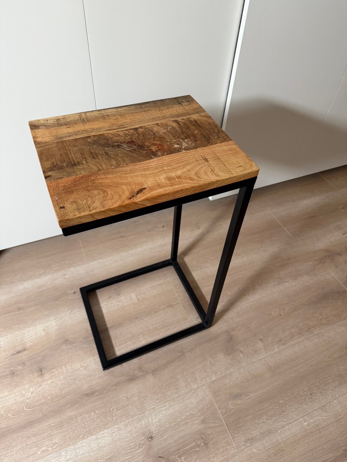 Mango houten bijzettafel 68cm hoog, Ophalen, Minder dan 55 cm, Zo goed als nieuw, 60 cm of meer