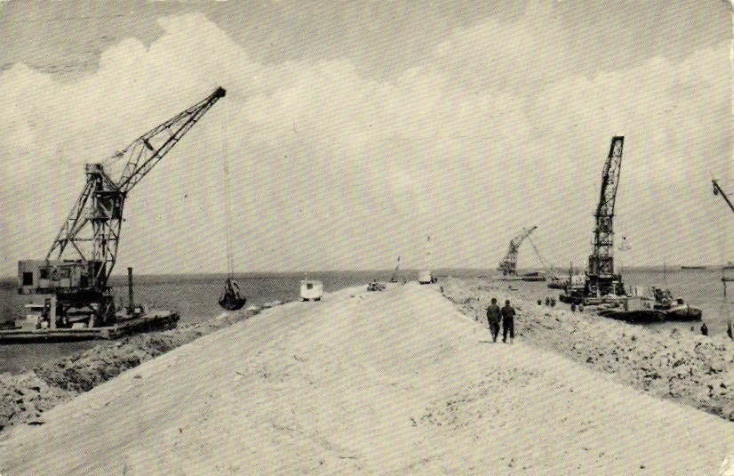 Dijkbouw Z. Flevoland - Het afwerken van de zandbelopen - on, Ophalen of Verzenden, 1940 tot 1960, Ongelopen, Flevoland