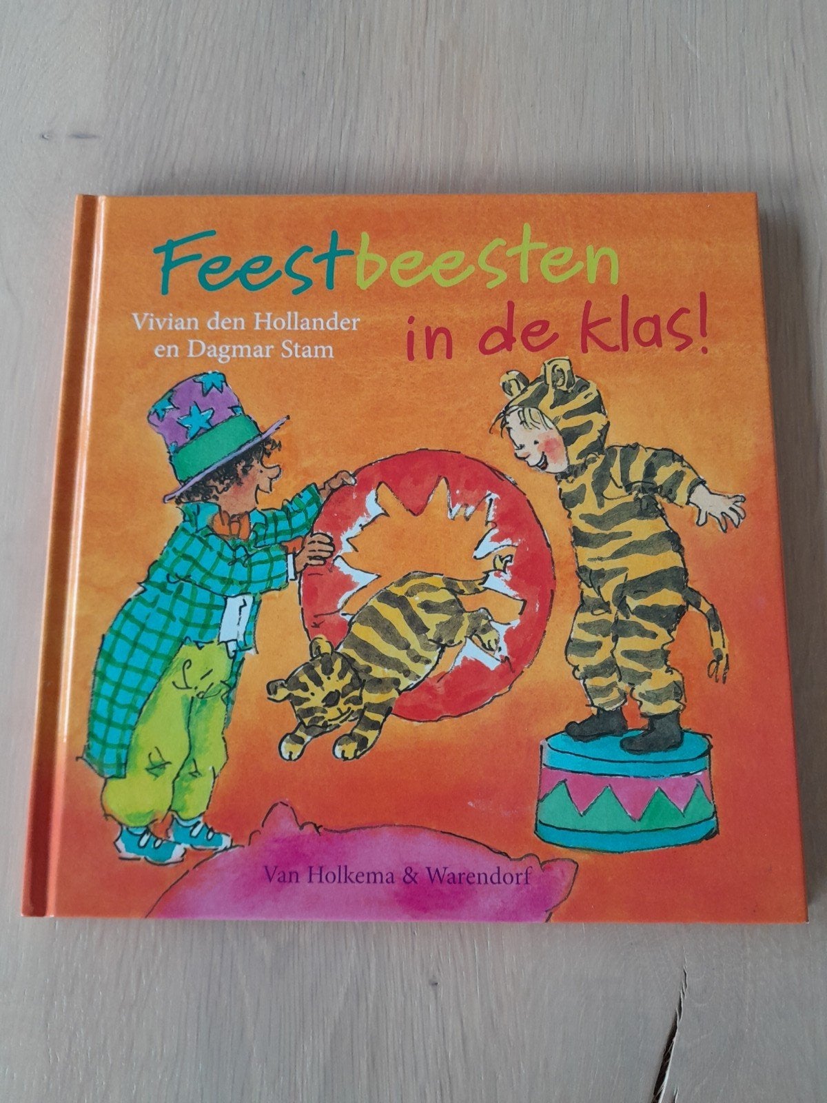 Feestbeesten in de klas! - Vivian den Hollander, Ophalen of Verzenden, Zo goed als nieuw, Vivian den Hollander en Dagmar Stam