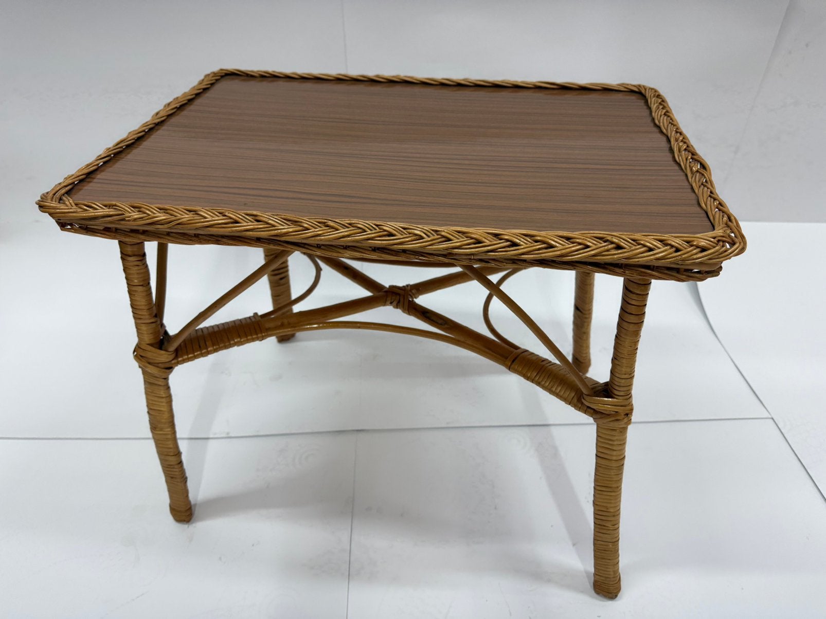 Lief vintage rotan bijzettafeltje, Huis en Inrichting, Tafels | Bijzettafels, 55 tot 75 cm, Zo goed als nieuw, Vintage ibiza bohemian rotan bijzettafel salontafel