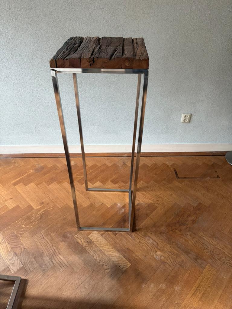 Hoge sidetable 40 bij 40 cm oud Indonesisch hout, Huis en Inrichting, Ophalen, 100 tot 150 cm, Zo goed als nieuw, Antiek Indonesisch hout