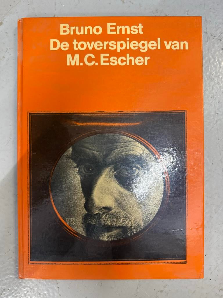 De toverspiegel van M.C. Escher - Bruno Ernst, Boeken, Ophalen of Verzenden, Gelezen, Overige onderwerpen