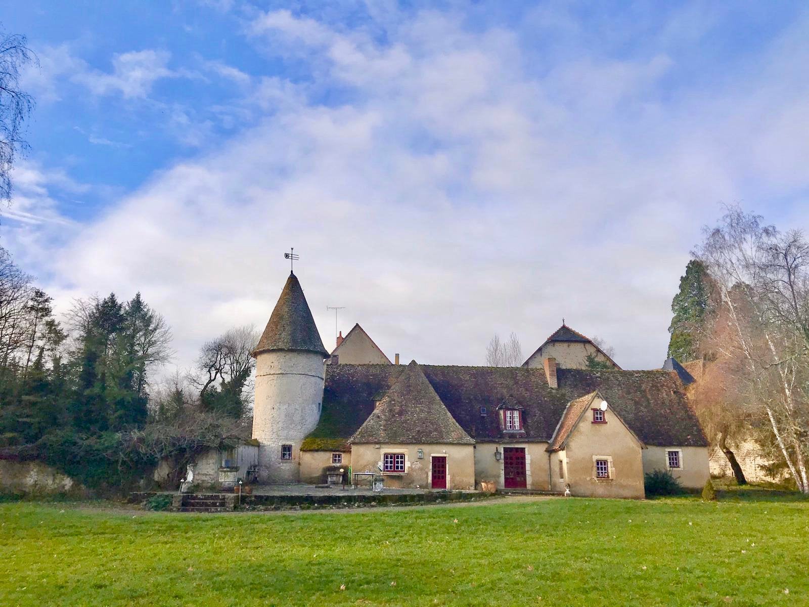 Kasteel met zwembad, gîte, schuren  en 3 ha in de Auvergne, 12 kamers, Frankrijk, Woonhuis, 400 m²
