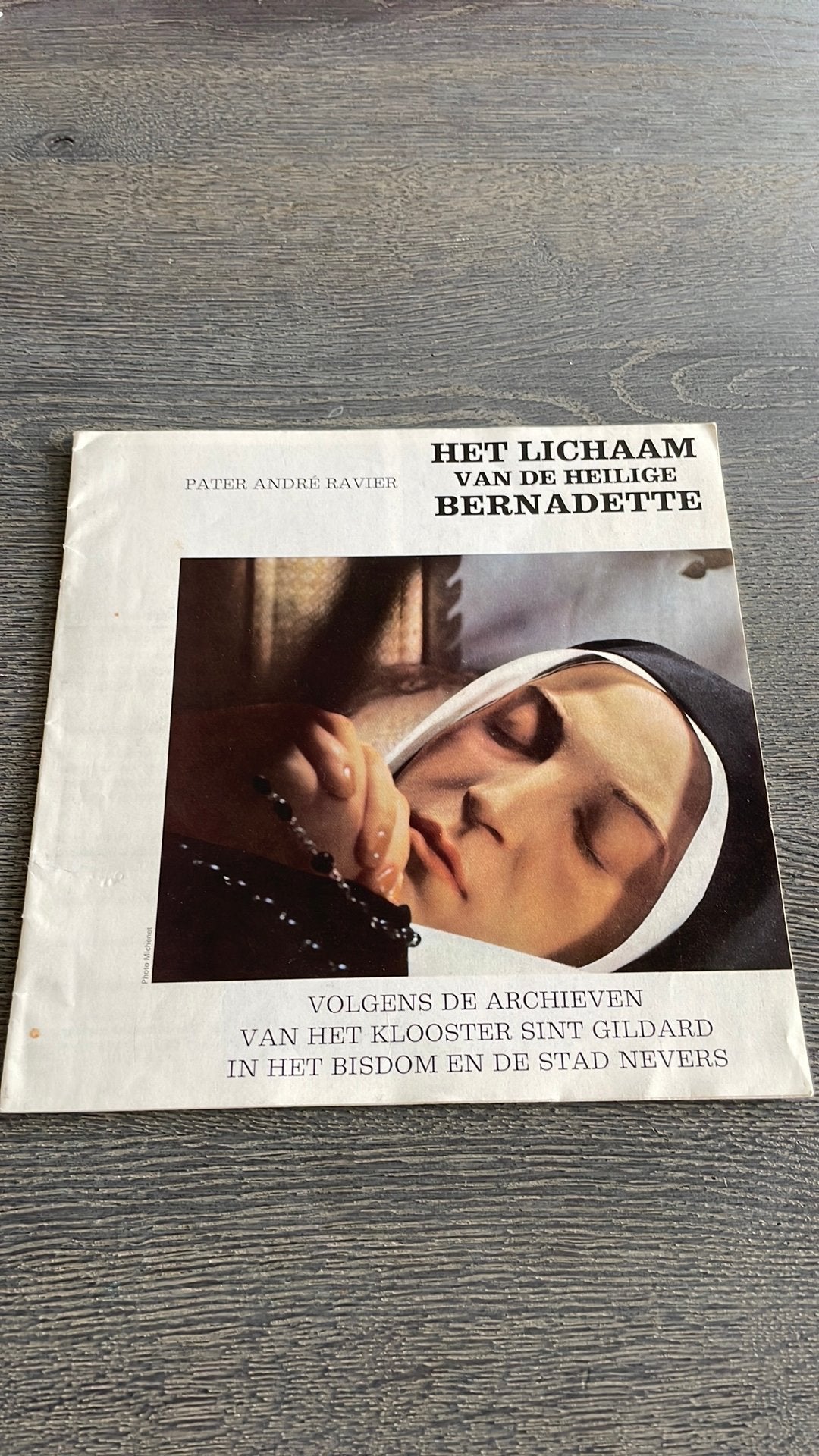 Het lichaam van de heilige Bernadette - Pater Andre Ravier, Boeken, Ophalen, Zo goed als nieuw, Overige onderwerpen