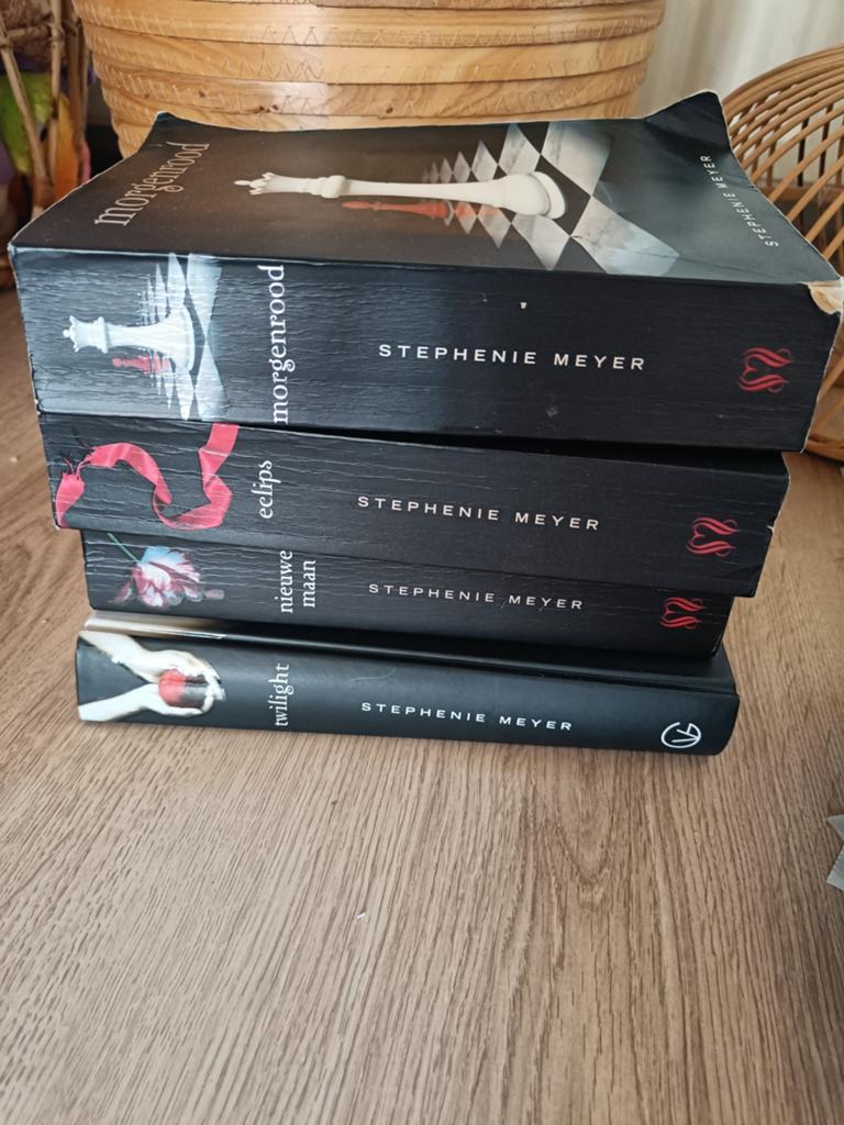 Twilight Saga Boekenreeks - 4-delige Serie Stephenie Meyer, Ophalen of Verzenden, Gelezen