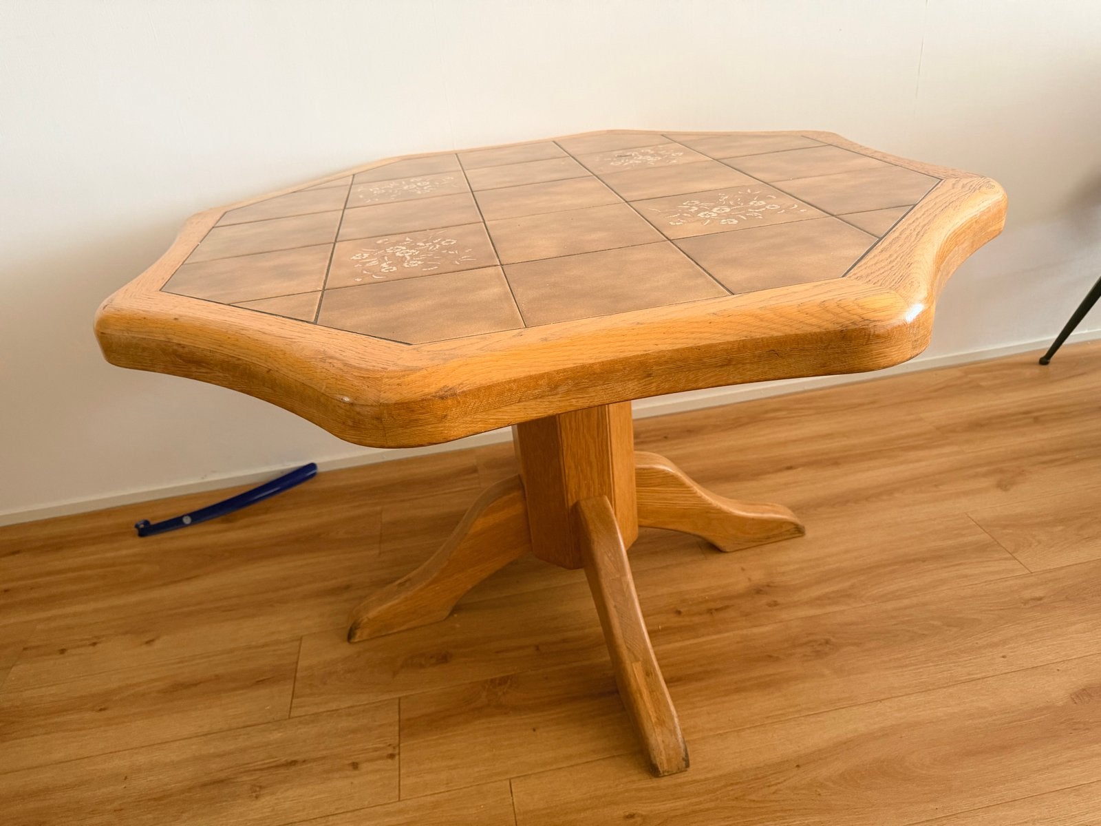 Unieke houten tafel met tegels, doorsnede 115 cm, Huis en Inrichting, Tafels | Eettafels, Ophalen, Gebruikt, 100 tot 150 cm, Overige vormen
