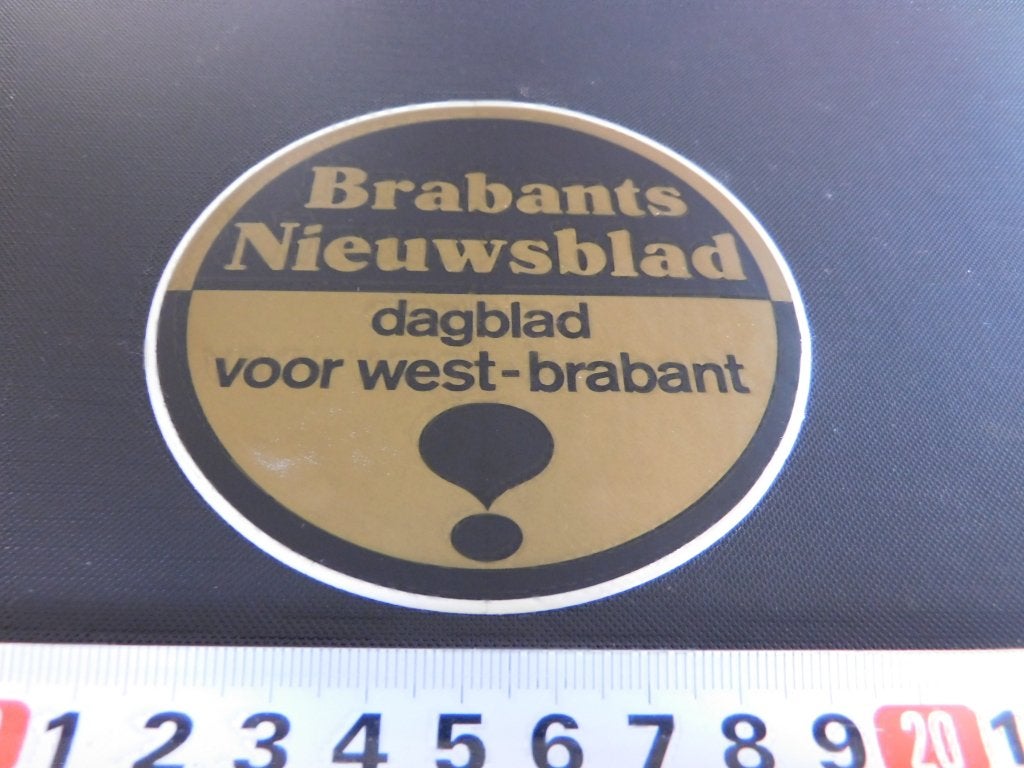 sticker krant brabants nieuwsblad dagblad voor west-brabant*, Verzamelen, Ophalen, Zo goed als nieuw