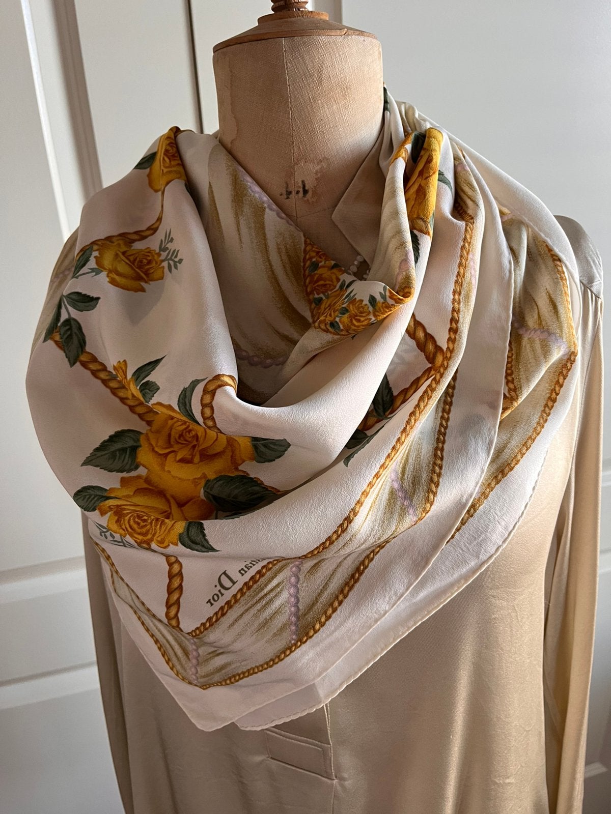 Vintage Christian Dior Zijden Sjaal, Kleding | Dames, Ophalen of Verzenden, Zo goed als nieuw, Maat 46/48 (XL) of groter, Sjaal