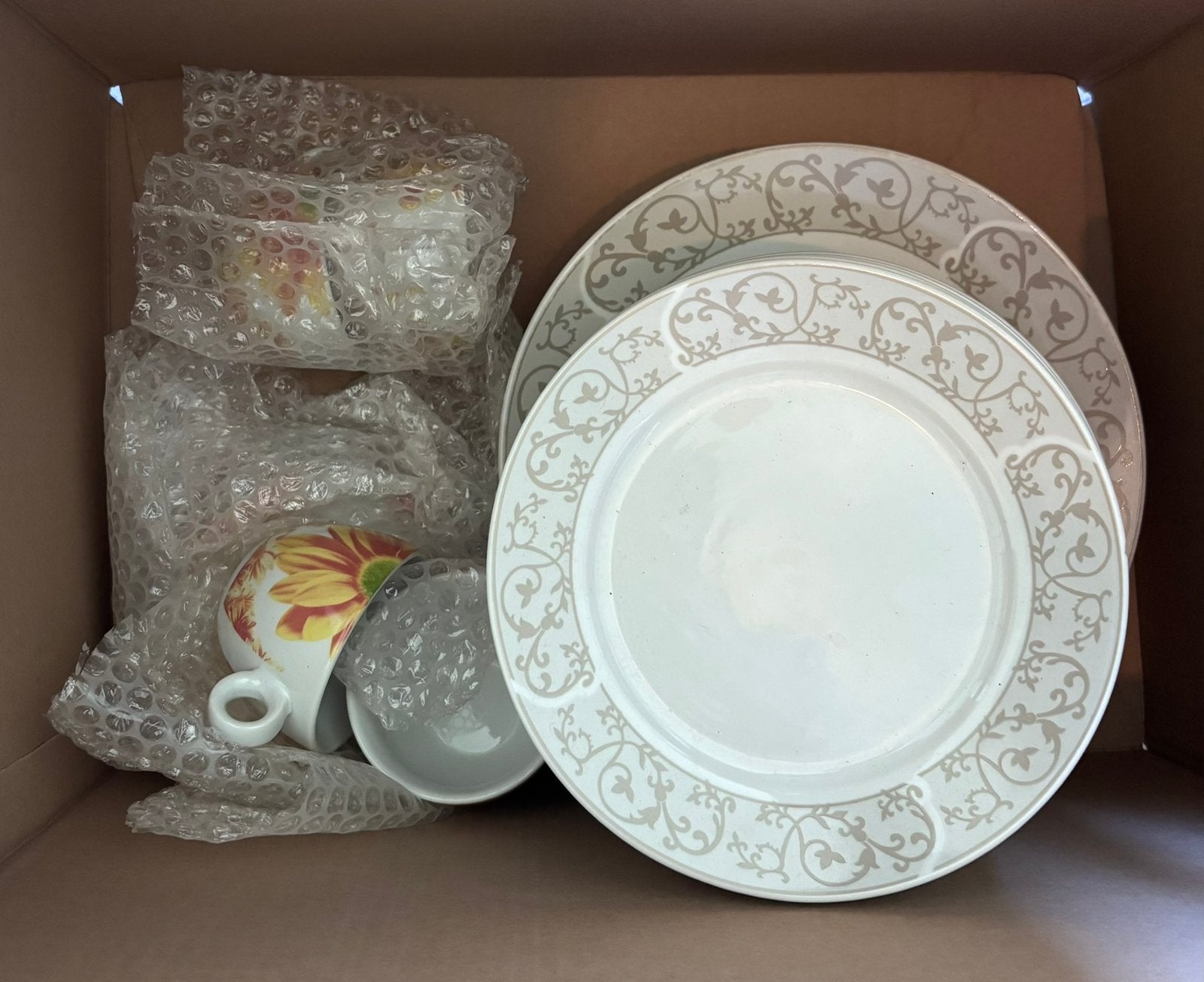 GRATIS: Doos met servies (borden met motief & kopjes), Ophalen, Gebruikt, Overige merken, Overige typen