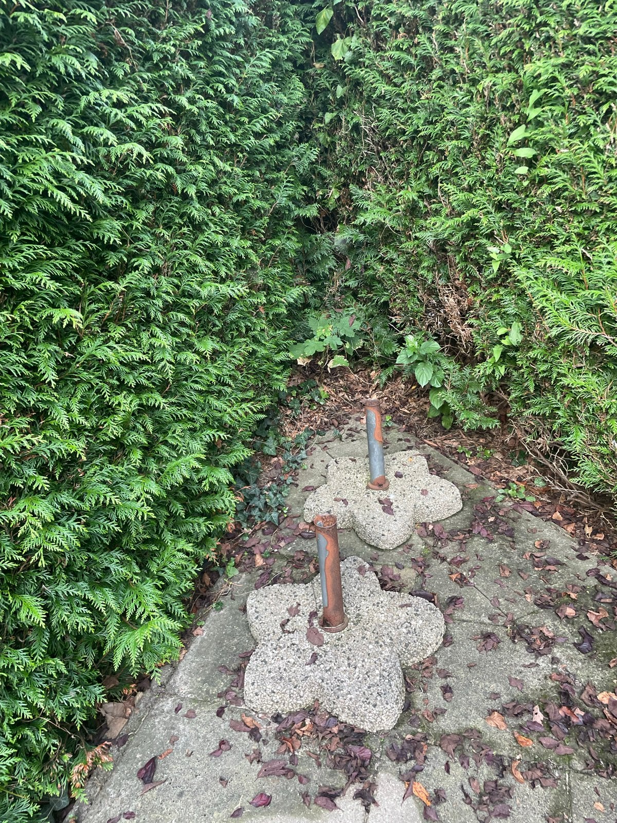 Twee parasolvoeten/wasmolen standaard van beton, bloemvormig, Ophalen, Gebruikt, Parasolvoet