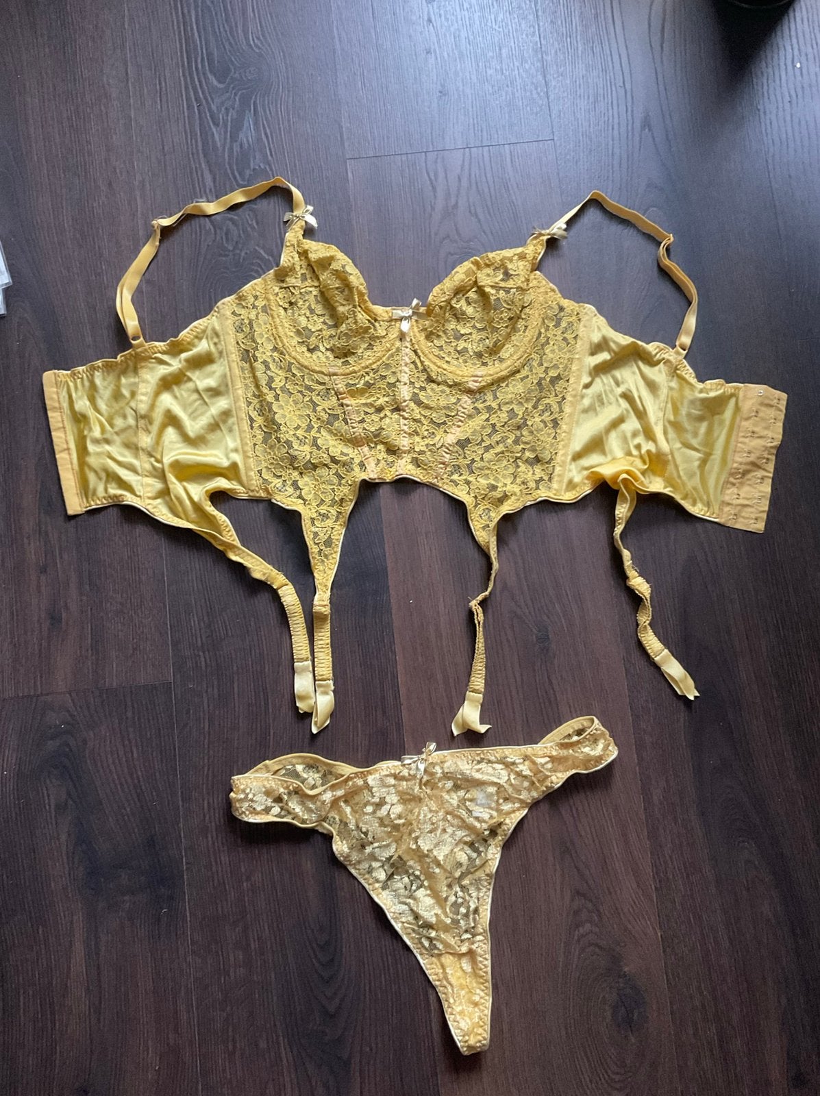 Lovable - vintage setje 75B / medium, Kleding | Dames, Ophalen of Verzenden, Geel, Setje