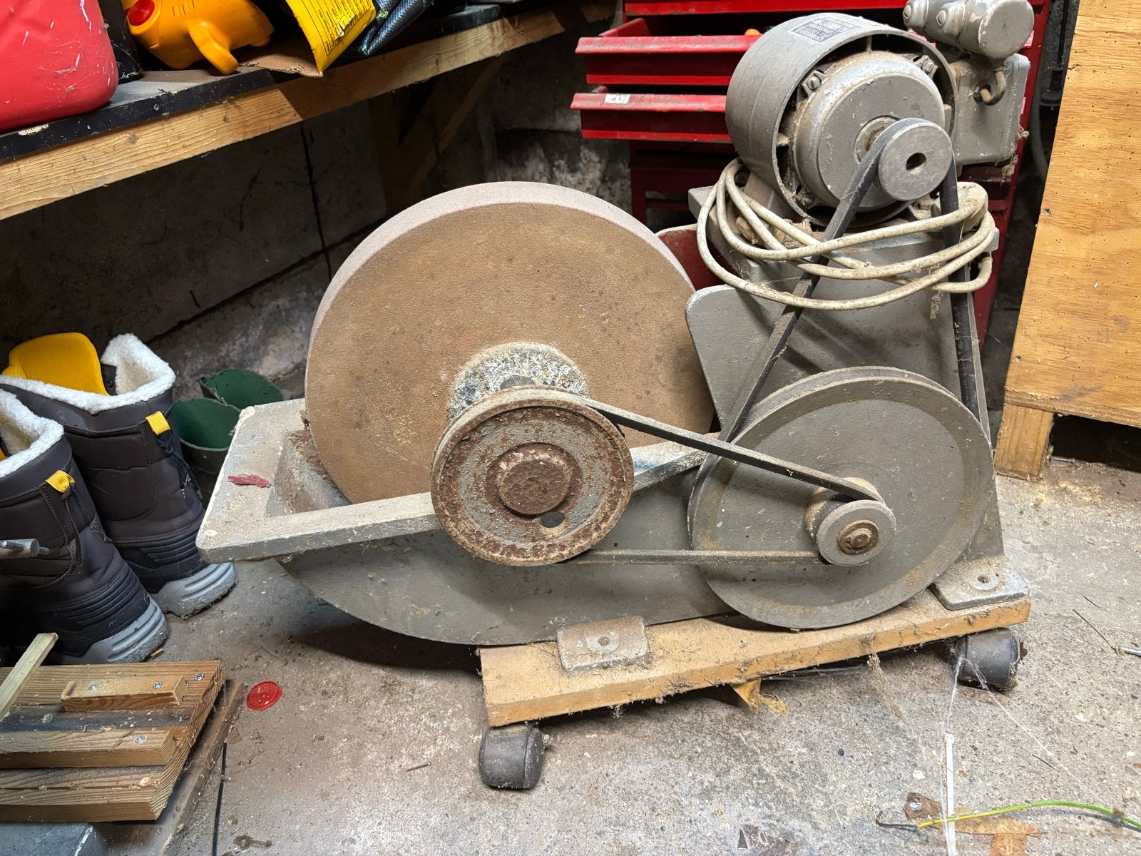 Slijpmachine met motor en slijpzandsteen voor messen, Ophalen of Verzenden, Gebruikt, Minder dan 700 watt, Werkbankslijpmachine